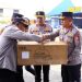 Tim Misi Kemanusiaan Polri menyerahkan bantuan korban bencana alam NTT