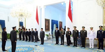 Prosesi Penganugrahan Pangkat Jenderal Kehormatan untuk Djamari Chaniago dan Ahmad Dofiri di Ruang Kredensial, Istana Merdeka, Jakarta, Rabu (17/9/2025).