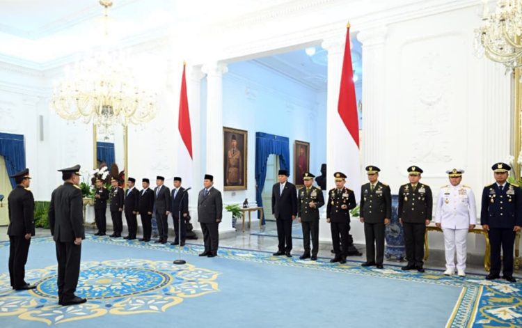Prosesi Penganugrahan Pangkat Jenderal Kehormatan untuk Djamari Chaniago dan Ahmad Dofiri di Ruang Kredensial, Istana Merdeka, Jakarta, Rabu (17/9/2025).