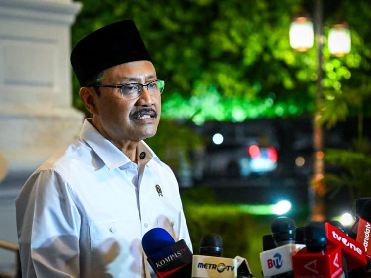 Menteri Sosial Syaifullah Yusuf menyampaikan keterangan pers di Istana Merdeka, Jakarta, pada Jumat, 19 September 2025. (Foto: BPMI Setpres)