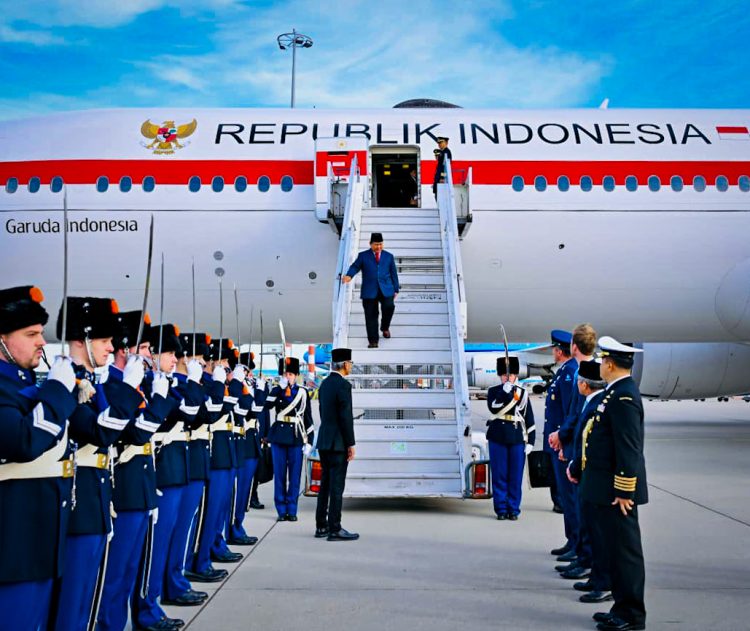Presiden Republik Indonesia, Prabowo Subianto, tiba di Bandar Udara Internasional Schipol, Amsterdam, Belanda, pada Kamis, 25 September 2025. (Foto: BPMI Setpres)