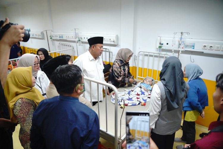 Wakil Ketua DPR RI, Cucun Ahmad Syamsurijal, didampingi Bupati Garut, Abdusy Syakur Amin, mengunjungi beberapa ruangan yang ada di RSUD dr. Slamet Garut, Jalan RSU, Kecamatan Tarogong Kidul, Kabupaten Garut, Jum'at (26/9/2025). (Foto : M. Azi Zulhakim/Diskominfo Kab. Garut).