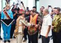 Menkop Ferry Joko Juliantono dan JAM-Intel Reda Manthovani menerima gelar Kehormatan Dayak “Mantir Hai Panambahan” di Kalteng