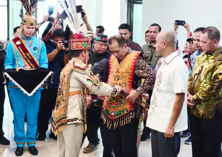 Menkop Ferry Joko Juliantono dan JAM-Intel Reda Manthovani menerima gelar Kehormatan Dayak “Mantir Hai Panambahan” di Kalteng
