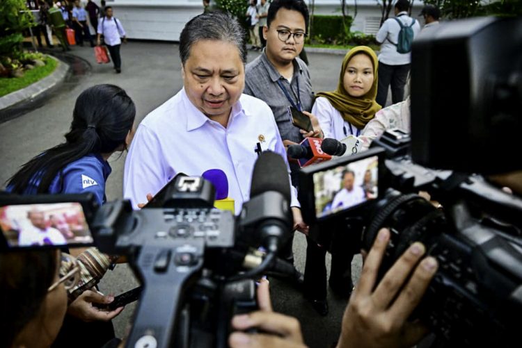 Menteri Koordinator Bidang Perekonomian Airlangga Hartarto memberikan keterangannya usai rapat terbatas di Istana Kepresidenan Jakarta, pada Kamis, 4 September 2025. (Foto: BPMI Setpres)