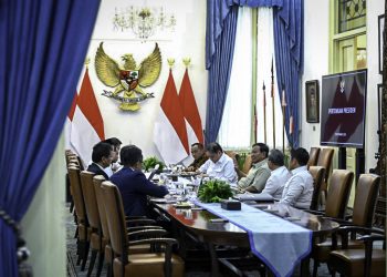 Presiden Republik Indonesia, Prabowo Subianto, memimpin rapat terbatas bersama sejumlah menteri Kabinet Merah Putih di Istana Merdeka, Jakarta, pada Selasa, 9 September 2025. (Foto: BPMI Setpres)