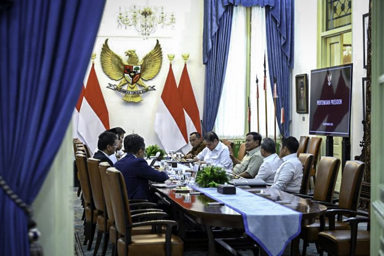 Presiden Republik Indonesia, Prabowo Subianto, memimpin rapat terbatas bersama sejumlah menteri Kabinet Merah Putih di Istana Merdeka, Jakarta, pada Selasa, 9 September 2025. (Foto: BPMI Setpres)