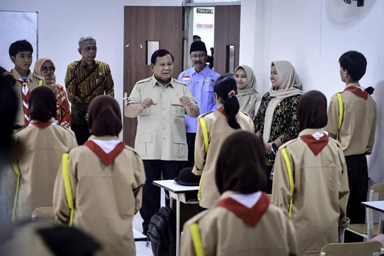 Presiden Prabowo Subianto meninjau Sekolah Rakyat Menengah Atas (SRMA) Margaguna di Jakarta Selatan, pada Kamis, 11 September 2025. (Foto: BPMI Setpres)