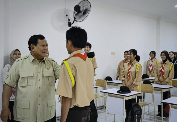Presiden Prabowo Subianto meninjau Sekolah Rakyat Menengah Atas (SRMA) Margaguna di Jakarta Selatan, pada Kamis, 11 September 2025. (Foto: BPMI Setpres)