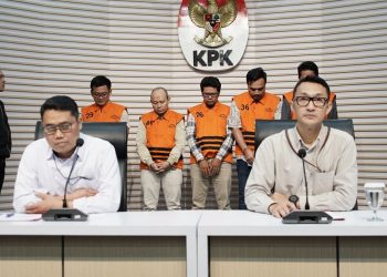 Jubir KPK Budi Prasetyo  kanan saat memberikan keterangan pres/KPK