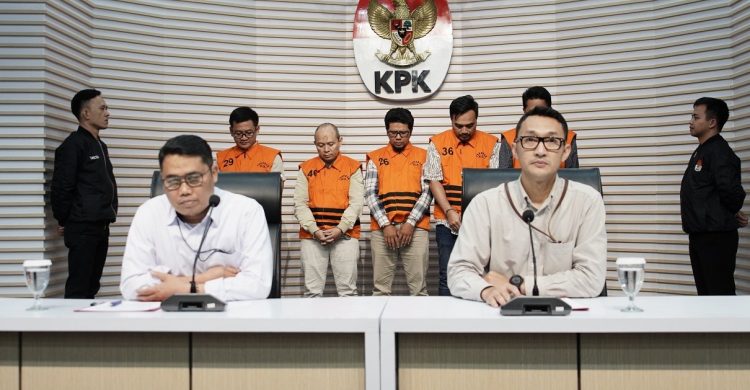 Jubir KPK Budi Prasetyo  kanan saat memberikan keterangan pres/KPK