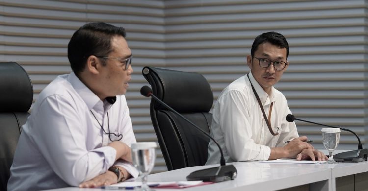 Pelaksana Tugas Deputi Penindakan dan Eksekusi Komisi Pemberantasan Korupsi Asep Guntur Rahayu (kiri) memberikan keterangan di Gedung Merah Putih KPK, Jakarta/KPK