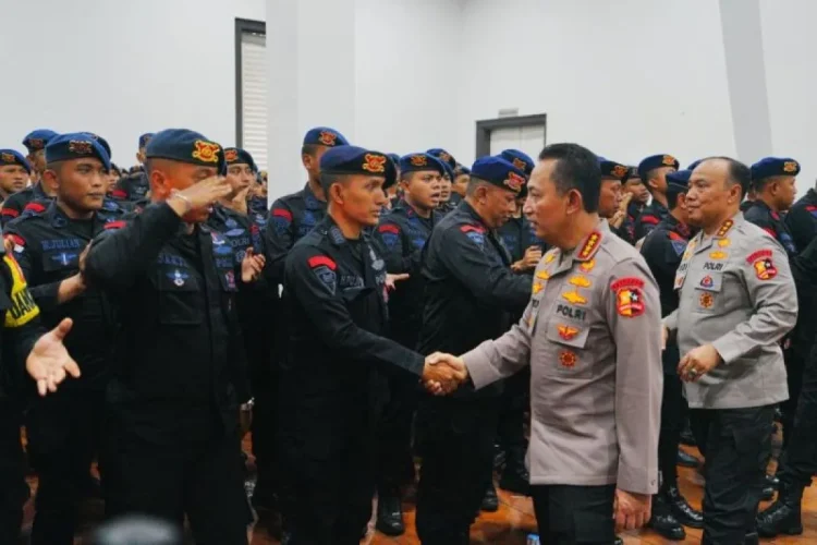 Kapolri Jenderal Pol. Listyo Sigit Prabowo didampingi Wakapolri Komjen Pol. Dedi Prasetyo mengunjungi Markas Komando (Mako) Satuan Brimob Polda Metro Jaya, Kwitang, Jakarta Pusat/Divisi Humas Polri.