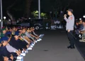 Kapolri Jenderal Pol. Listyo Sigit Prabowo memberikan motivasi kepada pasukan pengamanan DPR/MPR RI saat acara makan malam bersama di Gedung DPR/MPR RI, Jakarta, Senin (1/9/2025). ANTARA/HO-Divisi Humas Polri