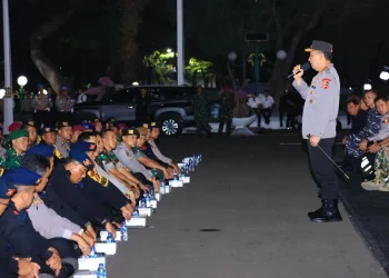 Kapolri Jenderal Pol. Listyo Sigit Prabowo memberikan motivasi kepada pasukan pengamanan DPR/MPR RI saat acara makan malam bersama di Gedung DPR/MPR RI, Jakarta, Senin (1/9/2025). ANTARA/HO-Divisi Humas Polri