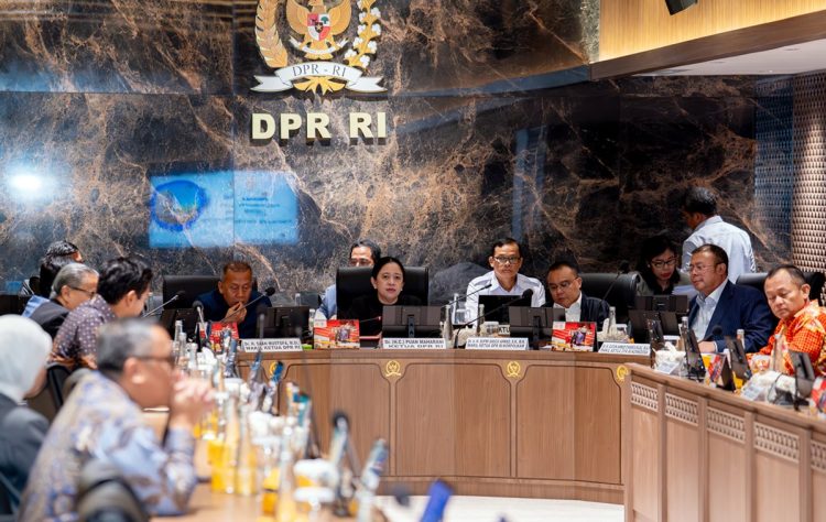 Ketua DPR RI Puan Maharani memimpin pertemuan bersama pimpinan DPR dan pimpinan fraksi di Ruang Rapat Pimpinan DPR, Kompleks Parlemen, Senayan, Jakarta, Kamis (4/9/2025).