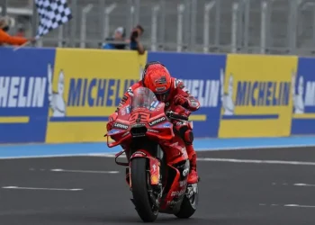 Pebalap Ducati Lenovo Marc Marquez merebut pole position perdana MotoGP Hungaria 2025 di Balaton Park setelah mendominasi sesi kualifikasi dan mencatatkan waktu 1 menit 36,518 detik. motogp.com/pri.