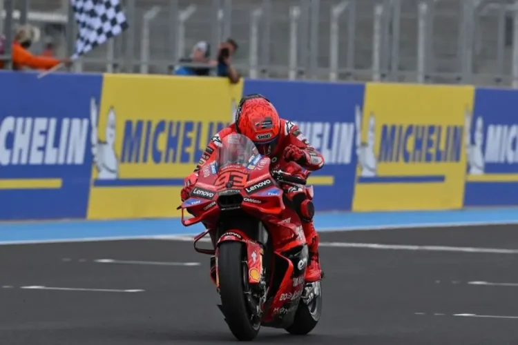 Pebalap Ducati Lenovo Marc Marquez merebut pole position perdana MotoGP Hungaria 2025 di Balaton Park setelah mendominasi sesi kualifikasi dan mencatatkan waktu 1 menit 36,518 detik. motogp.com/pri.