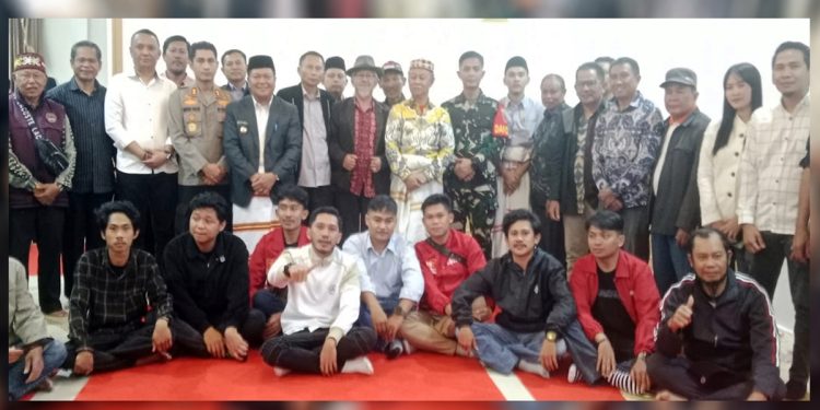 Deklarasi Damai Pemkab Mamasa Bersama Forkopimda, Tokoh Masyarakat, Tokoh Adat, Tokoh Pemuda, Mahasiswa, Orma hingga Insan Pers di Rumjab Bupati Mamasa, Senin malam (1/9/2025).
