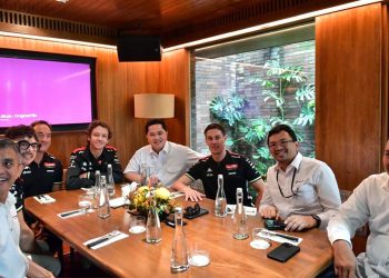 Menpora Erick Thohir Menjamu Makan Siang Legenda Motor Dunia Valentino Rossi di salah satu restoran di kawasan Senayan, Selasa (30/9/2025)