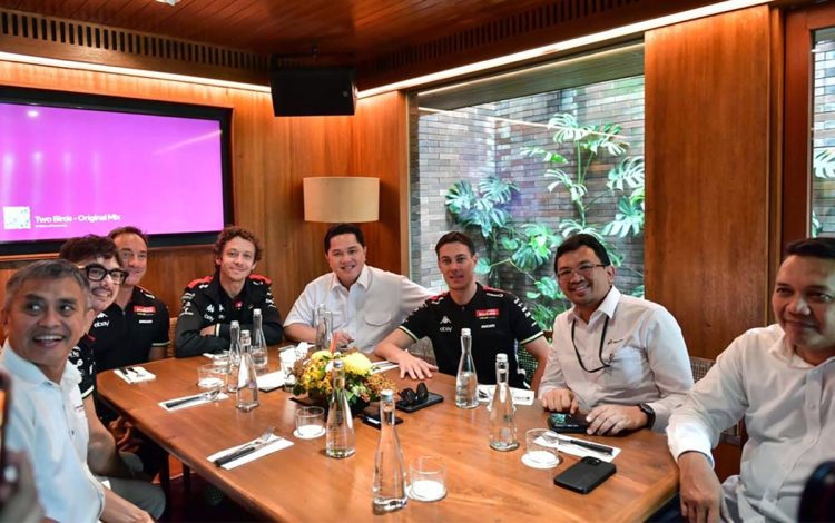 Menpora Erick Thohir Menjamu Makan Siang Legenda Motor Dunia Valentino Rossi di salah satu restoran di kawasan Senayan, Selasa (30/9/2025)