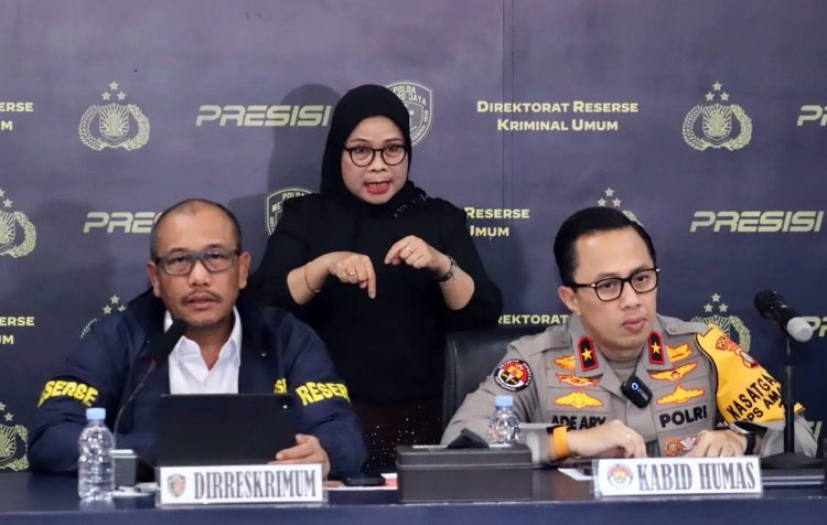 Kabid Humas Polda Metro Jaya Brigjen Ade Ary Syam Indradi didampingi Kasubdit AKBP Resa Fiardi Marasabessy di Mapoda Metro Jaya