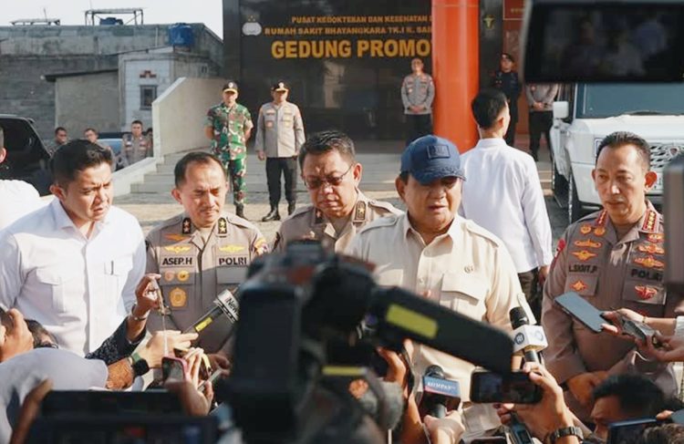 Presiden Prabowo Subianto usai menjenguk masyarakat dan Polisi korban aksi demonstrasi yang tengah menjalani perawatan di Rumah Sakit Bhayangkara Tingkat 1 R. Said Sukanto Kramat Jati, Jakarta Timur, pada Senin, 1 September 2025.