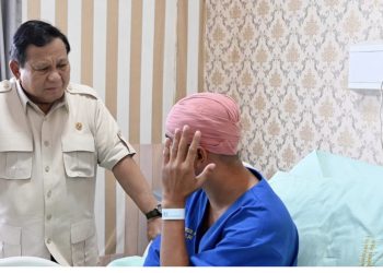 Presiden Prabowo Subianto menjenguk masyarakat dan polisi korban aksi demonstrasi di Rumah Sakit Bhayangkara Tingkat 1 R. Said Sukanto Kramat Jati, Jakarta Timur, pada Senin, 1 September 2025. Foto: BPMI Setpres/Cahyo
