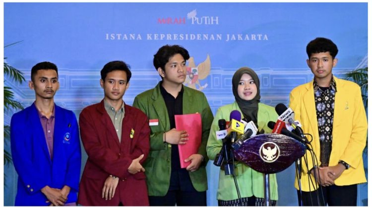 Para perwakilan mahasiswa dari berbagai organisasi memberikan keterangannya kepada awak media di Istana Kepresidenan Jakarta, pada Kamis, 4 September 2025
