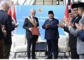 Presiden Republik Indonesia, Prabowo Subianto, menganugerahkan penghargaan Order of Distinguished Stars – Bintang Jasa Utama kepada tokoh filantropi dunia sekaligus pendiri Gates Foundation, Bill Gates, di Landmark Room, Lantai 29, Hotel Millennium Hilton New York One UN Plaza, pada Selasa, 23 September 2025. Foto: BPMI Setpres/Jessica