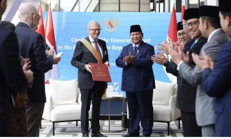 Presiden Republik Indonesia, Prabowo Subianto, menganugerahkan penghargaan Order of Distinguished Stars – Bintang Jasa Utama kepada tokoh filantropi dunia sekaligus pendiri Gates Foundation, Bill Gates, di Landmark Room, Lantai 29, Hotel Millennium Hilton New York One UN Plaza, pada Selasa, 23 September 2025. Foto: BPMI Setpres/Jessica