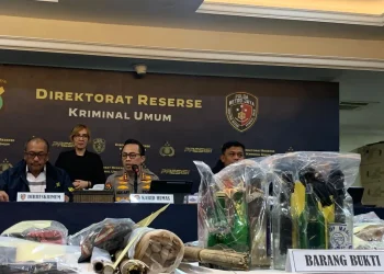 Polda Metro Jaya pada Selasa (2/9/2025) mengumumkan penangkapan enam tersangka yang diduga menghasut pelajar dan anak-anak untuk melakukan kerusuhan dalam unjuk rasa di wilayah DKI Jakarta pada 25 dan 28 Agustus 2025. (ANTARA/Mario Sofia Nasution)