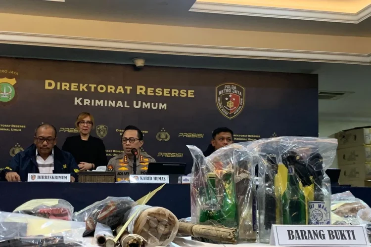 Polda Metro Jaya pada Selasa (2/9/2025) mengumumkan penangkapan enam tersangka yang diduga menghasut pelajar dan anak-anak untuk melakukan kerusuhan dalam unjuk rasa di wilayah DKI Jakarta pada 25 dan 28 Agustus 2025. (ANTARA/Mario Sofia Nasution)