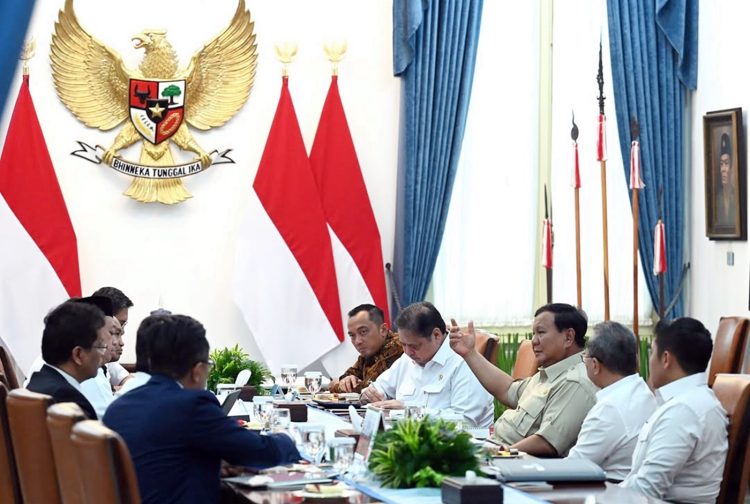 Presiden memimpin rapat terbatas bersama sejumlah Menteri Kabinet Merah Putih di Istana Merdeka, Jakarta, Selasa (9/9/2025). (