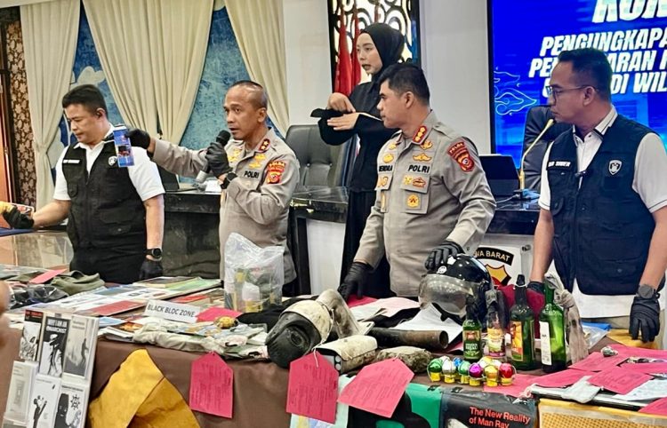 Kapolda Jawa Barat, Irjen Pol. Rudi Setiawan konpers pengungkapan kasus gelombang aksi anarkis Bandung