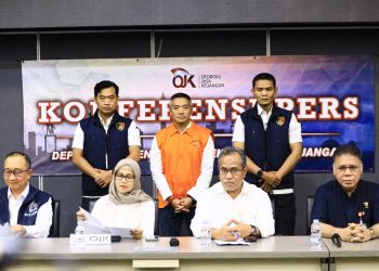 Konferensi Pers Deputi Komisioner Hukum dan Penyidikan OJK Yuliana Bersama Jajaran dalam konferensi pers di Bandara Soekarno-Hatta, Tangerang, Jumat (26/9/2025)