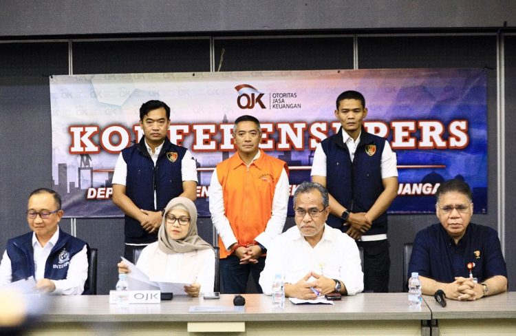 Konferensi Pers Deputi Komisioner Hukum dan Penyidikan OJK Yuliana Bersama Jajaran dalam konferensi pers di Bandara Soekarno-Hatta, Tangerang, Jumat (26/9/2025)