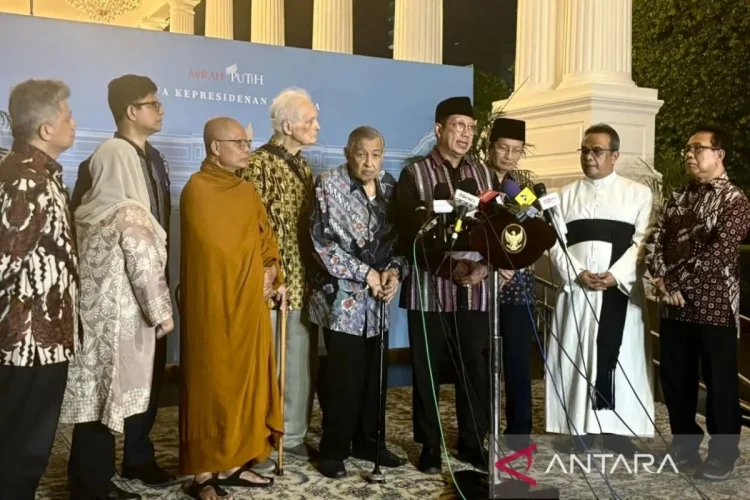 Anggota Gerakan Nurani Bangsa yang juga eks menteri agama RI, Lukman Hakim Saifuddin menyampaikan hasil pertemuan Gerakan Nurani Bangsa (GNB) dengan Presiden Prabowo Subianto di Istana Kepresidenan RI, Jakarta, Kamis (11/9/2025). ANTARA/Mentari Dwi Gayati/aa.