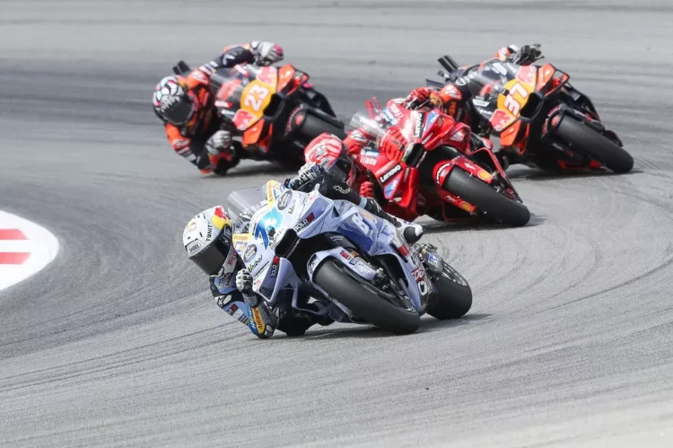 Alex Marquez menebus kesalahannya dengan penuh gaya pada balapan Minggu (7/9/2025) MotoGP Catalunya, dengan menunjukkan kekuatannya atas saudaranya/Motorsport.com