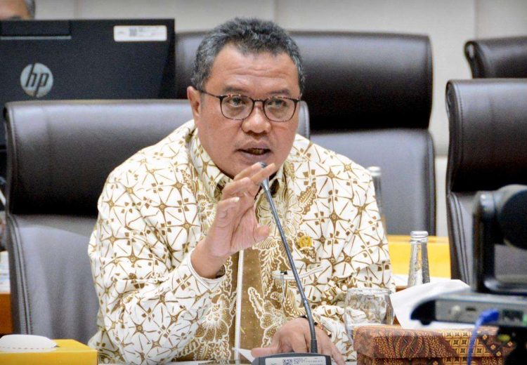 Wakil Ketua Komisi VII DPR RI dari Fraksi Partai Golkar, Lamhot Sinaga saat Rapat Kerja dengan Kementerian Perindustrian (Foto: Dok/DPR)
