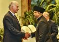 Duta Besar Luar Biasa dan Berkuasa Penuh (LBBP) RI untuk Kuba, Simon Djatwoko Irwantoro Soekarno, bersalaman dengan Presiden Kuba Miguel Díaz-Canel Bermúdez di Istana Revolusi, Havana, Selasa (23/9/2025). Dubes Simon menyerahkan surat dari dari Presiden RI Prabowo Subianto kepada Presiden Kuba Miguel Díaz-Canel (Foto: KBRI di Havana)
