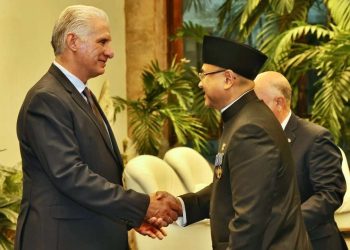 Duta Besar Luar Biasa dan Berkuasa Penuh (LBBP) RI untuk Kuba, Simon Djatwoko Irwantoro Soekarno, bersalaman dengan Presiden Kuba Miguel Díaz-Canel Bermúdez di Istana Revolusi, Havana, Selasa (23/9/2025). Dubes Simon menyerahkan surat dari dari Presiden RI Prabowo Subianto kepada Presiden Kuba Miguel Díaz-Canel (Foto: KBRI di Havana)