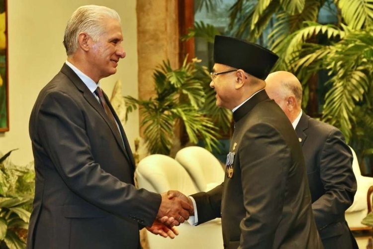 Duta Besar Luar Biasa dan Berkuasa Penuh (LBBP) RI untuk Kuba, Simon Djatwoko Irwantoro Soekarno, bersalaman dengan Presiden Kuba Miguel Díaz-Canel Bermúdez di Istana Revolusi, Havana, Selasa (23/9/2025). Dubes Simon menyerahkan surat dari dari Presiden RI Prabowo Subianto kepada Presiden Kuba Miguel Díaz-Canel (Foto: KBRI di Havana)