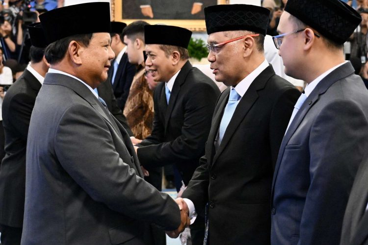 Presiden Prabowo Subianto melantik KH. Mochamad Irfan Yusuf Hasyim atau Gus Irfan sebagai Menteri Haji dan Umrah. (Foto: Biro Pers Setpres)