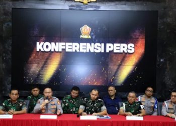 Konpers Bersama Puspen TNI-Polri klarifikasi terkait penangkapan seorang anggota BAIS TNI oleh anggota Brimob saat terjadi aksi demonstrasi di kawasan Flyover Slipi, Jakarta Barat, Kamis (28/8/2025).