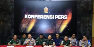 Konpers Bersama Puspen TNI-Polri klarifikasi terkait penangkapan seorang anggota BAIS TNI oleh anggota Brimob saat terjadi aksi demonstrasi di kawasan Flyover Slipi, Jakarta Barat, Kamis (28/8/2025).