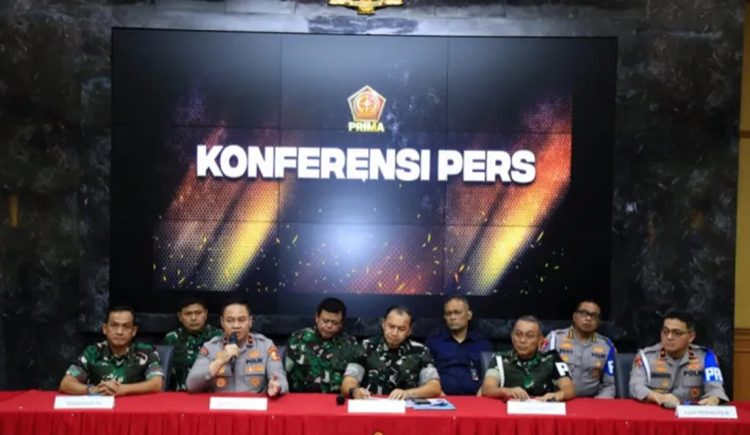 Konpers Bersama Puspen TNI-Polri klarifikasi terkait penangkapan seorang anggota BAIS TNI oleh anggota Brimob saat terjadi aksi demonstrasi di kawasan Flyover Slipi, Jakarta Barat, Kamis (28/8/2025).