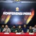 Konpers Bersama Puspen TNI-Polri klarifikasi terkait penangkapan seorang anggota BAIS TNI oleh anggota Brimob saat terjadi aksi demonstrasi di kawasan Flyover Slipi, Jakarta Barat, Kamis (28/8/2025).
