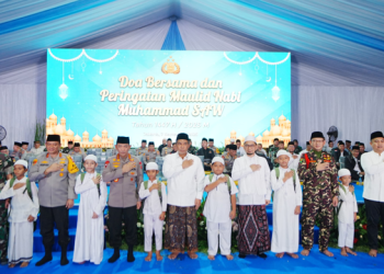 Kapolri Jenderal Listyo Sigit Prabowo bersama tokoh agama dan masyarakat saat doa bersama peringatan Maulid Nabi Muhammad SAW di Lapangan Presisi Polda Metro Jaya/Polri