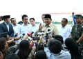 Presiden RI Prabowo Subianto memberikan keterangan pers di Bandar Udara Halim Perdanakusuma Jakarta usai lawatan di luar negeri. Lawatan Presiden Prabowo selama enam hari (Foto: Biro Pers Sekretariat Presiden/Laily Rachev)